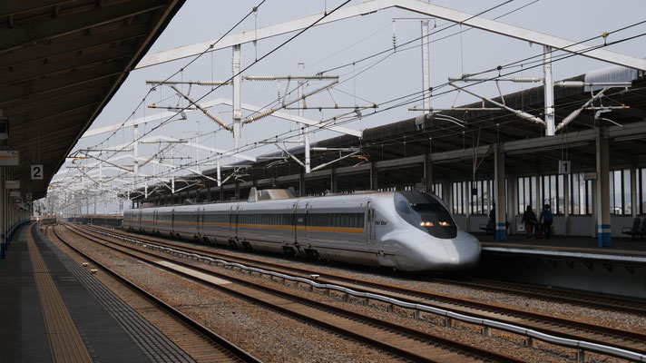 新倉敷駅の新幹線700(E2), Shinkansen 700, Formation E2 in Shin-Kurashiki von Ingo Weidler