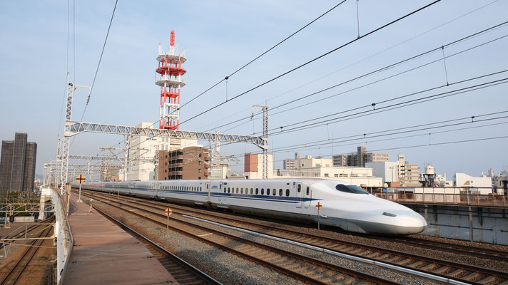 福山駅の新幹線N700A(K15), Shinkansen N700Advanced, Formation K15 in Fukuyama von Ingo Weidler