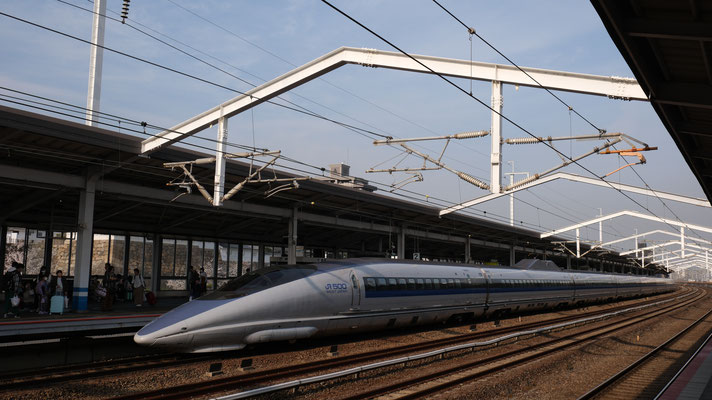 福山駅の新幹線500(V3), Shinkansen 500, Formation V3 in Fukuyama von Ingo Weidler