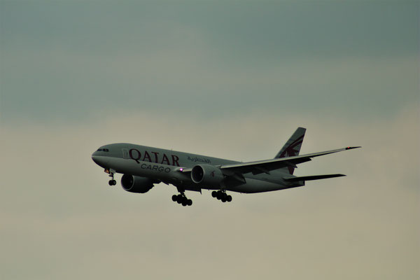 Boeing 777-F Qatar Cargo, August 2018, Landeanflug Frankfurt, Steve Baaß