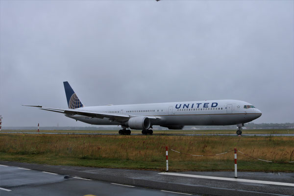 Boeing 767-400ER United von der Seite, 24.06.2018, Berlin-Tegel, steve Baaß