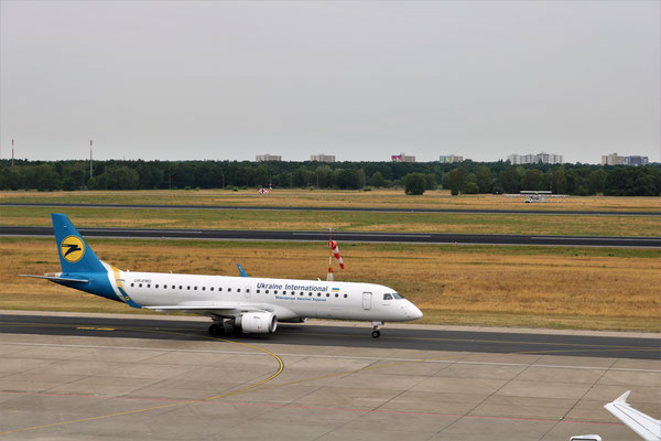 Embraer 190 der Ukrain International, 20.06.2018, Berlin-Tegel, Steve Baaß
