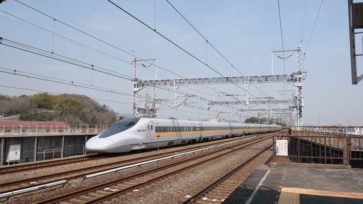 新倉敷駅の新幹線700(E7), Shinkansen 700, Formation E7 in Shin-Kurashiki von Ingo Weidler