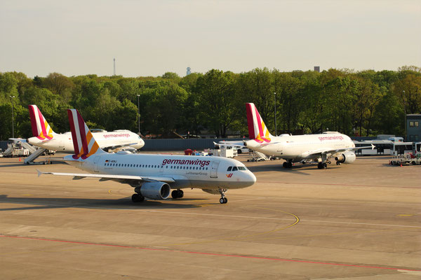 Die D-AKNJ mit zwei ihrer Schwestern in Berlin-Tegel TXL. Alle Drei A319 gehören der Eurowings, sind nur noch nicht umlackiert. Das Bild von Steve Baaß 