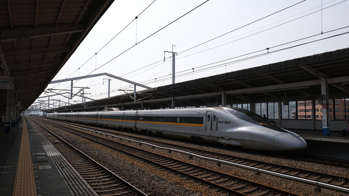 新倉敷駅の新幹線700(E5), Shinkansen 700, Formation E5 in Shin-Kurashiki von Ingo Weidler