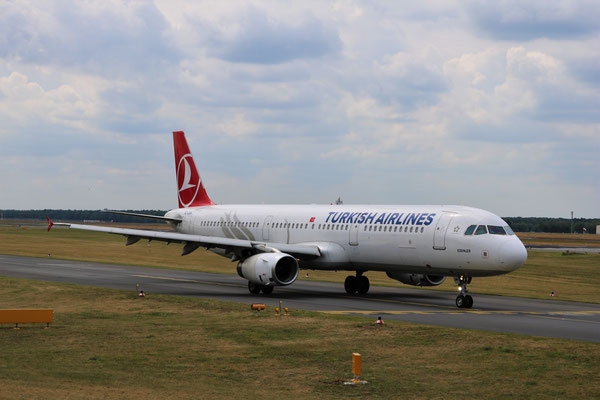 A321 Turkisch Airlines, 25.06.2018, Berlin-Tegel, Steve Baaß