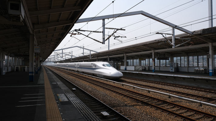 新倉敷駅の新幹線N700A(G10), Shinkansen N700Advance, Formation G10 in Shin-Kurashiki von Ingo Weidler