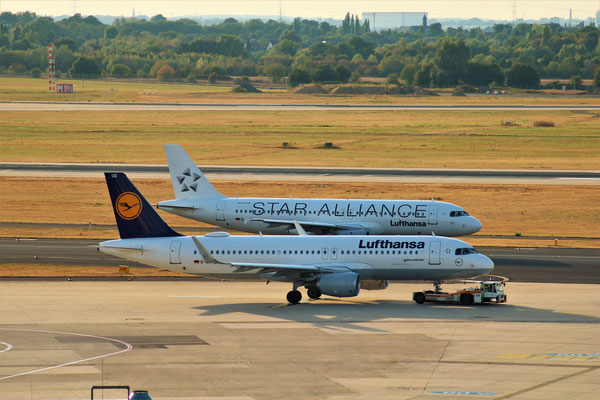 Zwei A320 Lufthansa in Düsseldorf, 11.08.2018, Steve Baaß