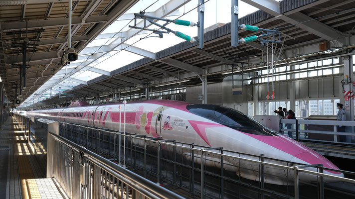 新大阪駅の新幹線500(V2), Shinkansen 500, Formation V2 "Hello-Kitty" in Shin-Osaka von Ingo Weidler