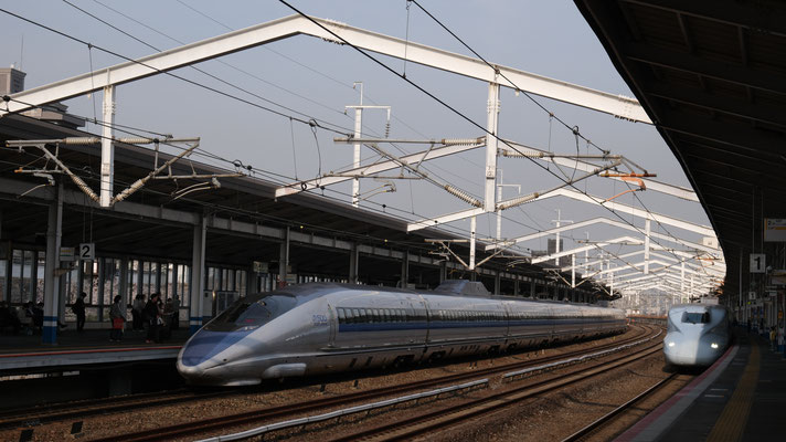 福山駅の新幹線500(V3)そして新幹線N700(S4), Shinkansen 500(V3) und N700(S4) in Fukuyama von Ingo Weidler