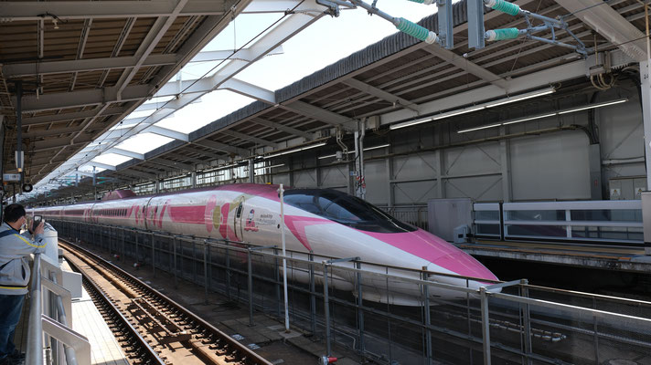 新大阪駅の新幹線500(V2), Shinkansen 500, Formation V2 "Hello-Kitty" in Shin-Osaka von Ingo Weidler