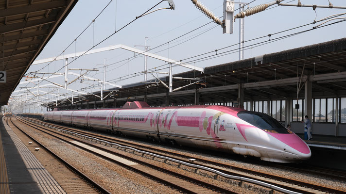 新倉敷駅の新幹線500(V2), Shinkansen 500, Formation V2 "Hello-Kitty" in Shin-Kurashiki von Ingo Weidler
