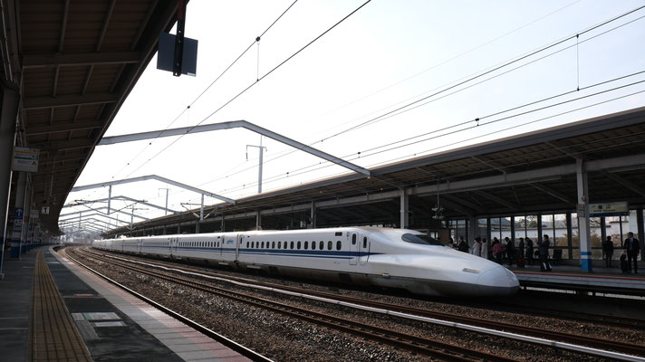 福山駅の新幹線N700S(X21), Shinkansen N700Supreme, Formation X21 in Fukuyama von Ingo Weidler