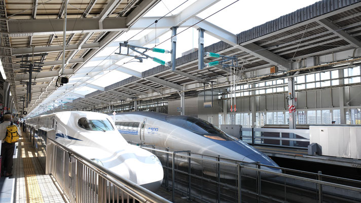 新大阪駅の新幹線500(V4)そして新幹線N700S(J35), Shinkansen 500 (V4) und N700Supreme (J35) in Shin-Osaka von Ingo Weidler