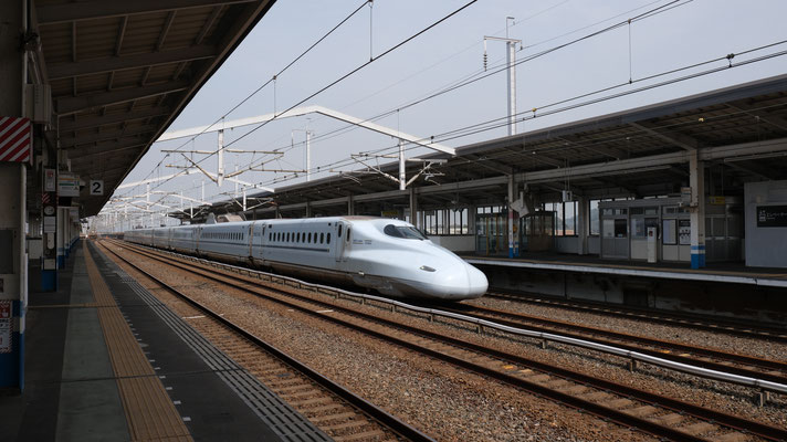 新倉敷駅の新幹線N700(S15), Shinkansen N700, Formation S15 in Shin-Kurashiki von Ingo Weidler