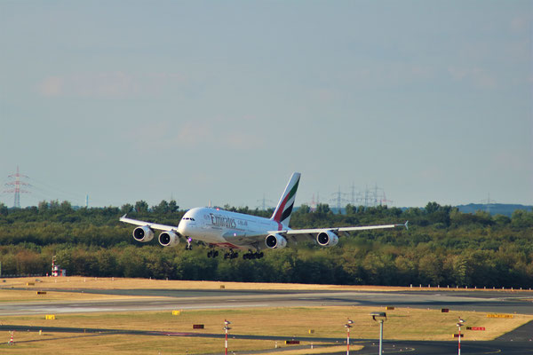 A380 Emirates, im Landeanflug auf Düsseldorf, 11.08.2018, Steve Baaß