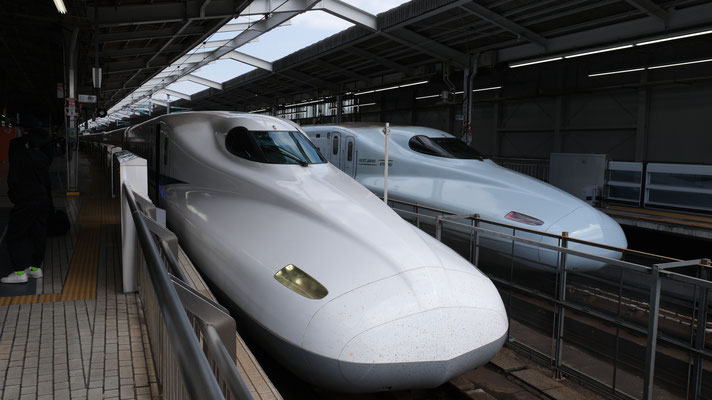 新大阪駅の新幹線N700(R7)そして新幹線N700S(X72), Shinkansen N700 (R7) und N700Supreme (X72) in Shin-Osaka von Ingo Weidler