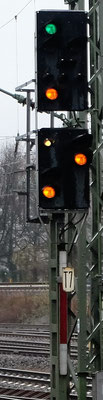 Hauptsignal und Vorsignal an einem Signalträger in Hamburg Hbf