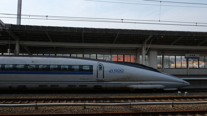 新倉敷駅の新幹線500(V7), Shinkansen 500, Formation V7 in Shin-Kurashiki von Ingo Weidler