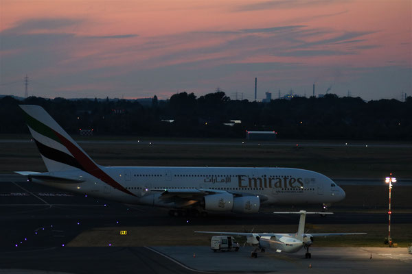 A380 Emirates und Dash8-Q400 ( David vs. Goliat) 1.08.2018 in Düsseldorf, Steve Baaß
