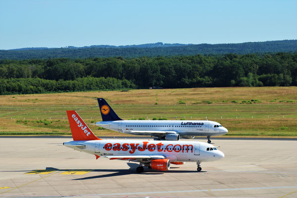 A320 von Easyjet und A320 von Lufthansa, Juli 2018, Köln-Bonn, Steve Baaß