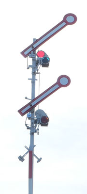 Zwei Signalflügel zeigen schräg nach rechts aufwärts in Wittenberge