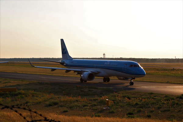 Embraer 190 der KLM, 20.06.2018, Berlin-Tegel, Steve Baaß
