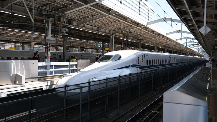 新大阪駅の新幹線N700S(J32), Shinkansen N700Supreme, Formation J32 in Shin-Osaka von Ingo Weidler