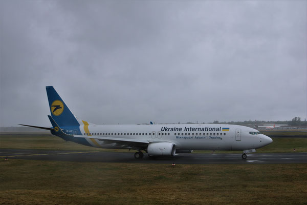 Boeing 737.800 Winglet Ukraine International von der Seite, 24.06.2018, Berlin-Tegel, Stebe Baaß