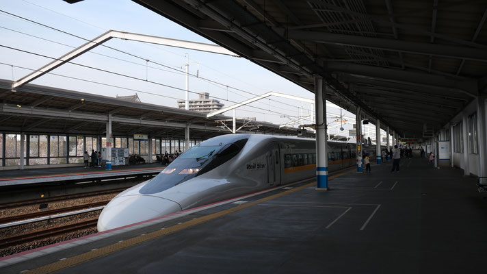 福山駅の新幹線700(E7), Shinkansen 700, Formation E7 in Fukuyama von Ingo Weidler