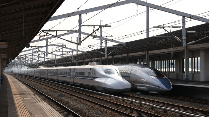 新倉敷駅の新幹線500(V7)そして新幹線N700A(F8), Shinkansen500 (V7) und N700A (F8) in Shin-Kurashiki von Ingo Weidler
