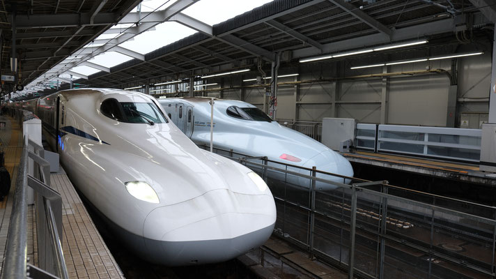 新幹線N700(S13)そして新幹線N700S(H1), Shinkansen N700 (S13) und N700Supreme (H1) in Shin-Osaka von Ingo Weidler