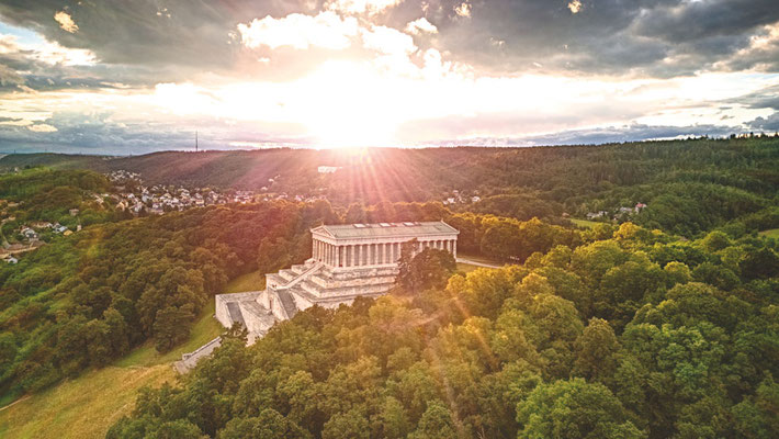 Wunderschön gelegen: Die Walhalla in Donaustauf auf der Etappe 4 © Moritz Mümmler