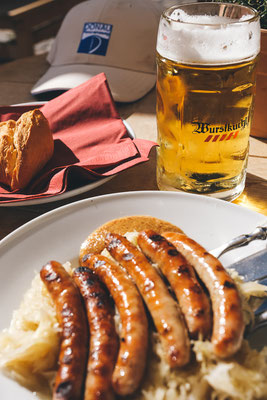 Deftiges oberpfälzer Schmankerl:  Sechs auf Kraut in der Historischen Wurstkuchl, © Tourismusverband Ostbayern e.V., @well_outside