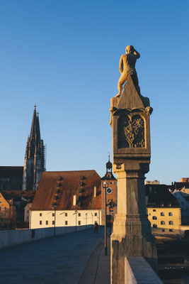 Blick von der Steinernen Brücke auf den Dom St. Peter in Regensburg, © Tourismusverband Ostbayern e.V., @well_outside