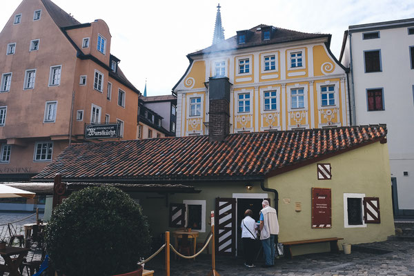 Die Historische Wurstkuchl an der Steinernen Brück, © Tourismusverband Ostbayern e.V., @well_outside
