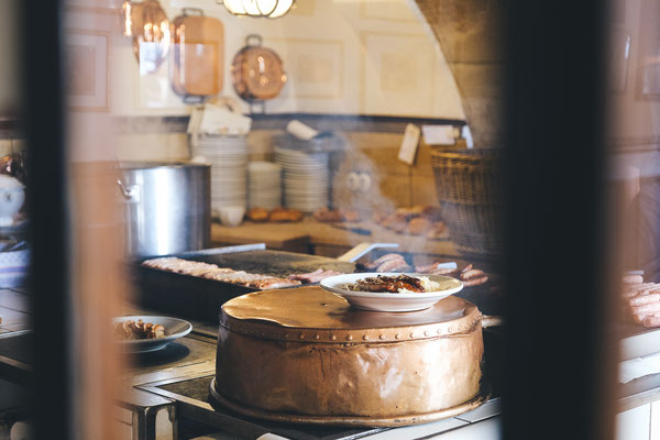 Blick in die berühmte Historische Wurstkuchl, © Tourismusverband Ostbayern e.V., @well_outside