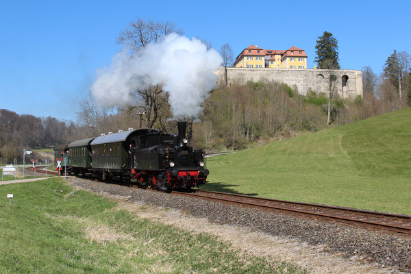 T3 930 fährt mit ihren drei Wagen am Schloss Grafeneck vorbei.
