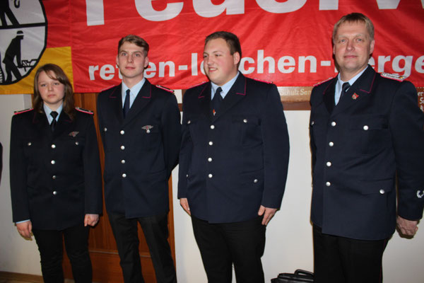 Zu Oberfeuerwehrmännern/frau wurden befördert Lisa Tollschnibbe, Rene' Stegemann und Janik Molter. Ortsbrandmeister Manfred Schultze sprach die Beförderungen aus