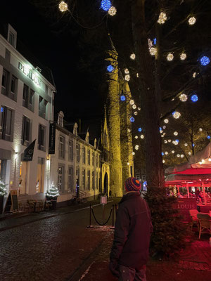 ThP 221217 Maastricht - Oostwand Onze Lieve Vrouweplein met Hotel Derlon en achteraan de Sterre der Zee-Kapel en het westwerk van de Onze-Lieve-Vrouwebasiliek.
