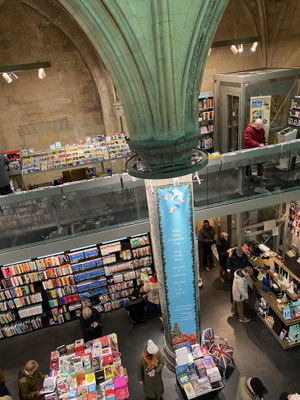 ThP 221218 Maastricht - De Kerstversiering bij Boekhandel Dominicanen.