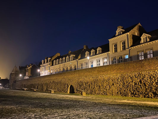 ThP 221217 Onze Lieve Vrouwewal - De 6 tot 8 meter hoge muur van kolenzandsteen (kort na 1229) behoort tot de eerste stadsmuur.  Een eerdere, aarden, wal met palissaden is in 1204 vernield tijdens het beleg van Maastricht door de prinsbisschop van Luik. 