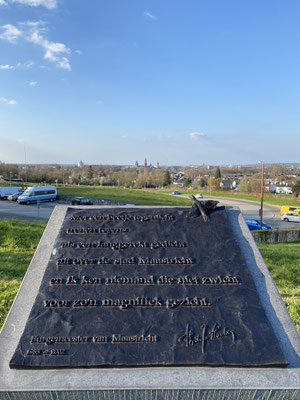 ThP 230409 Maastricht - Sint-Pietersberg - Schoon gedicht door burgemeester mr. Philip Houben, burgemeester van 1985-2002.