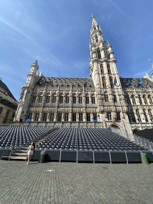 ThP230630 - Brussel - Grote Markt - Het historische Stadhuis heeft een bouwgeschiedenis vanaf 1402 - De onderkant van de toren is oorspronkelijk een belfort.