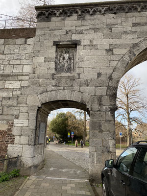 ThP 230325 Maastricht - Poort Waerachtig (1888) met de stadsengel met het stadswapen.
