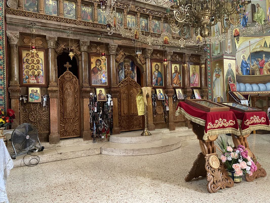 ThP 230601 Israël - Kfar Nakum - Kerk van de Heilige Apostelen - De iconostate met links en rechts van de koninklijke deur Maria en Jezus.