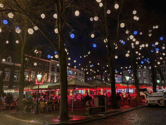 ThP 221217 Maastricht - Het Onze Lieve Vrouweplein in december 2022 gezien vanuit de hoofdingang van de Onze-Lieve-Vrouwebasiliek. 