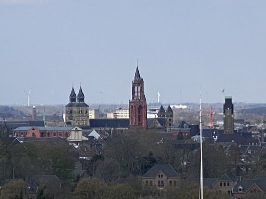 ThP 230409 Uitzicht vanaf Fort Sint-Pieter op de Sint-Servaas, Sint-Jan en de toren van de Universiteit van Maastricht.