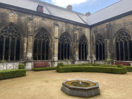 ThP 230412 Maastricht - Onze Lieve Vrouwebasiliek - Zicht op de noordwesthoek van de pandhof.