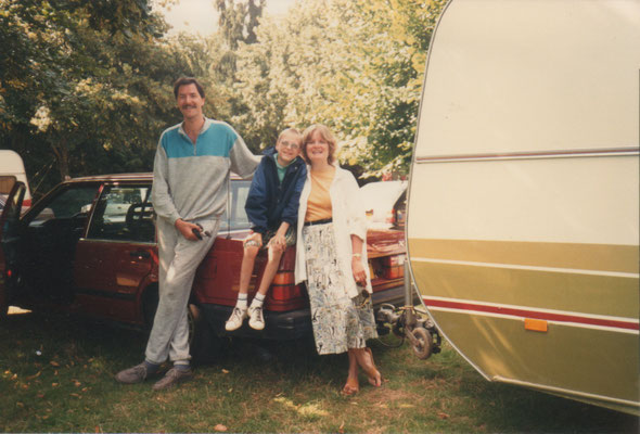 ThP 30 juni 1987 - Frankrijk - Bonnac-la-Cote - Ophalen van hun caravan met de auto van zijn zus en zwager. Onze zoon is 7. Gescheiden na 2 hartoperaties (15-20 uur met psychoses) in 87 en 88. Hij huwt opnieuw, en sterft in november 89; zoontje 3 mnd.
